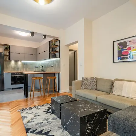 Stylish One-bedroom Haven Near Doctor Garden Apartament *