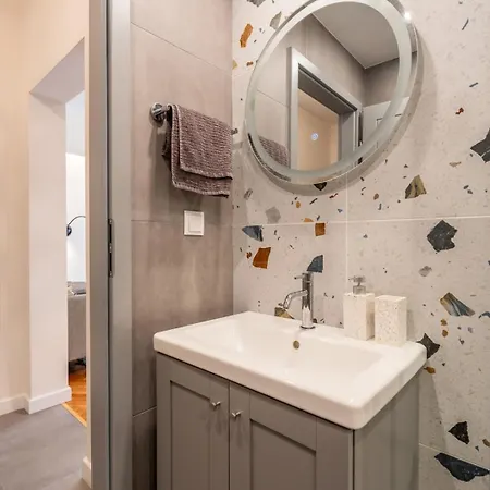 Apartment Stylish One-bedroom Haven Near Doctor Garden *